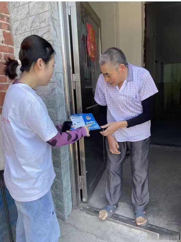 今天联通的工作人员走进小区，挨家挨户上门开展反诈宣传，耐心地给我们讲解各类诈骗套