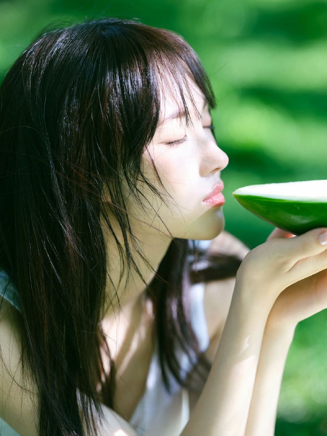 于正晒照为赵嘉敏庆生老板发文为赵嘉敏送上生日祝福，生日写真气质清爽，整个人状态十