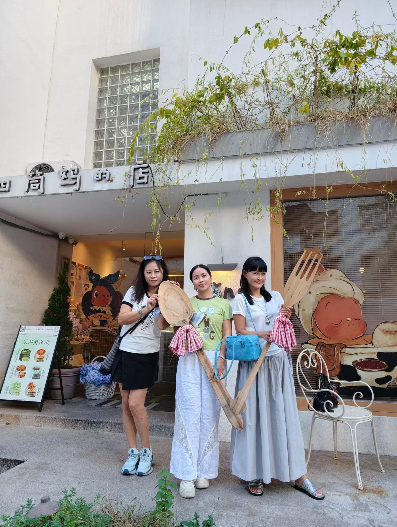 你知道什么样的老板最令人敬佩吗？
      我觉得最令人敬佩的老板，是那种有格