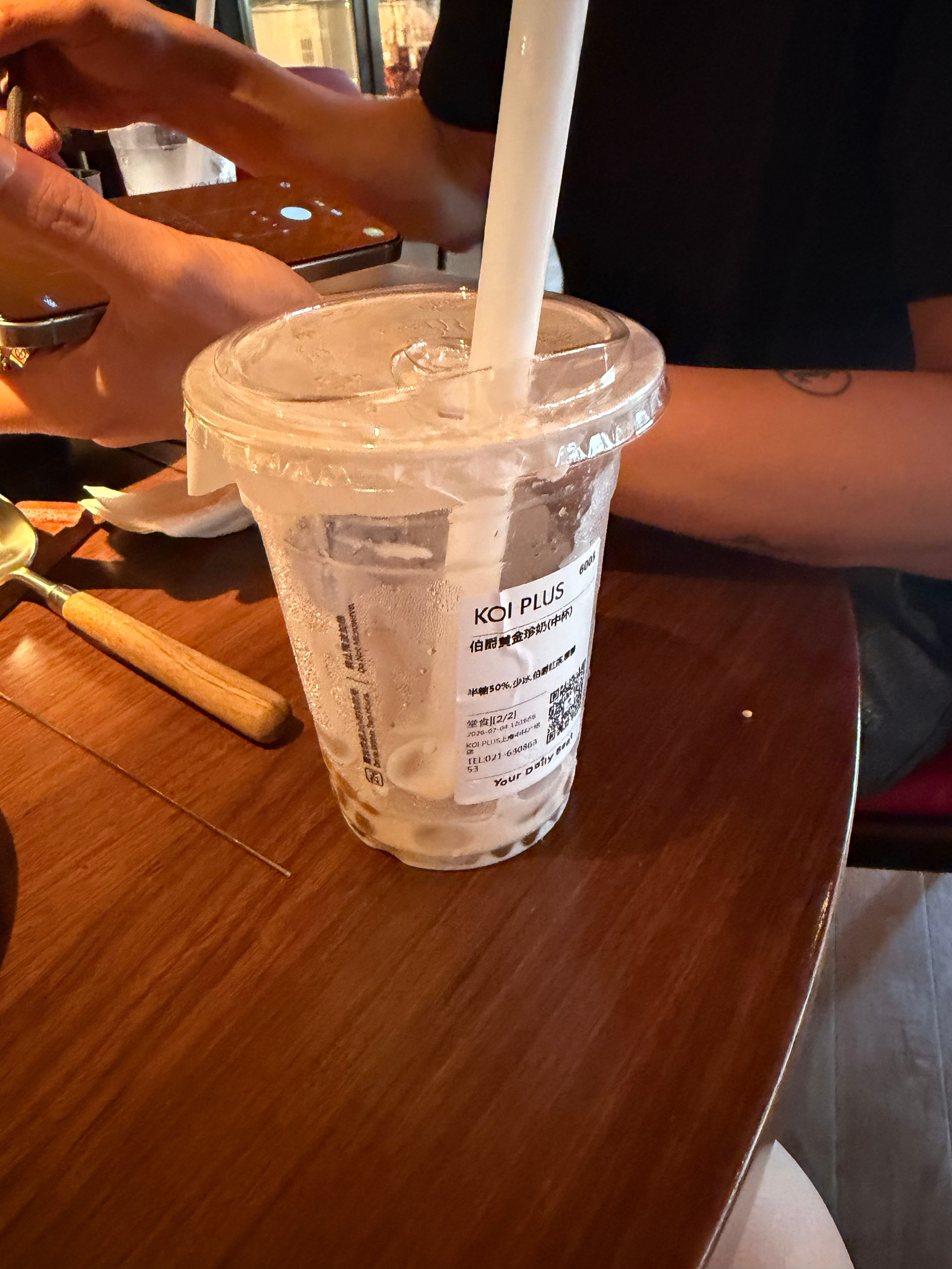我在喝koi plus的黄金珍珠伯爵奶茶，最后的珍珠吸不上来，我说算了算了吸不出