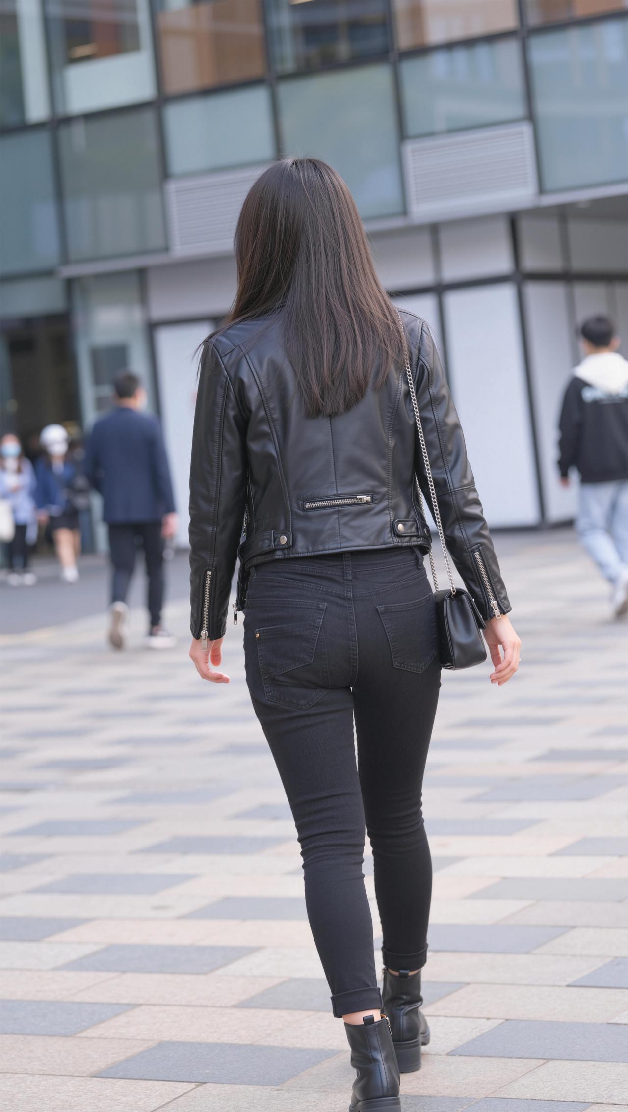 全黑穿搭的酷飒感，直接拉满！

街头偶遇的全黑穿搭太戳我了～黑色皮衣搭配紧身黑裤