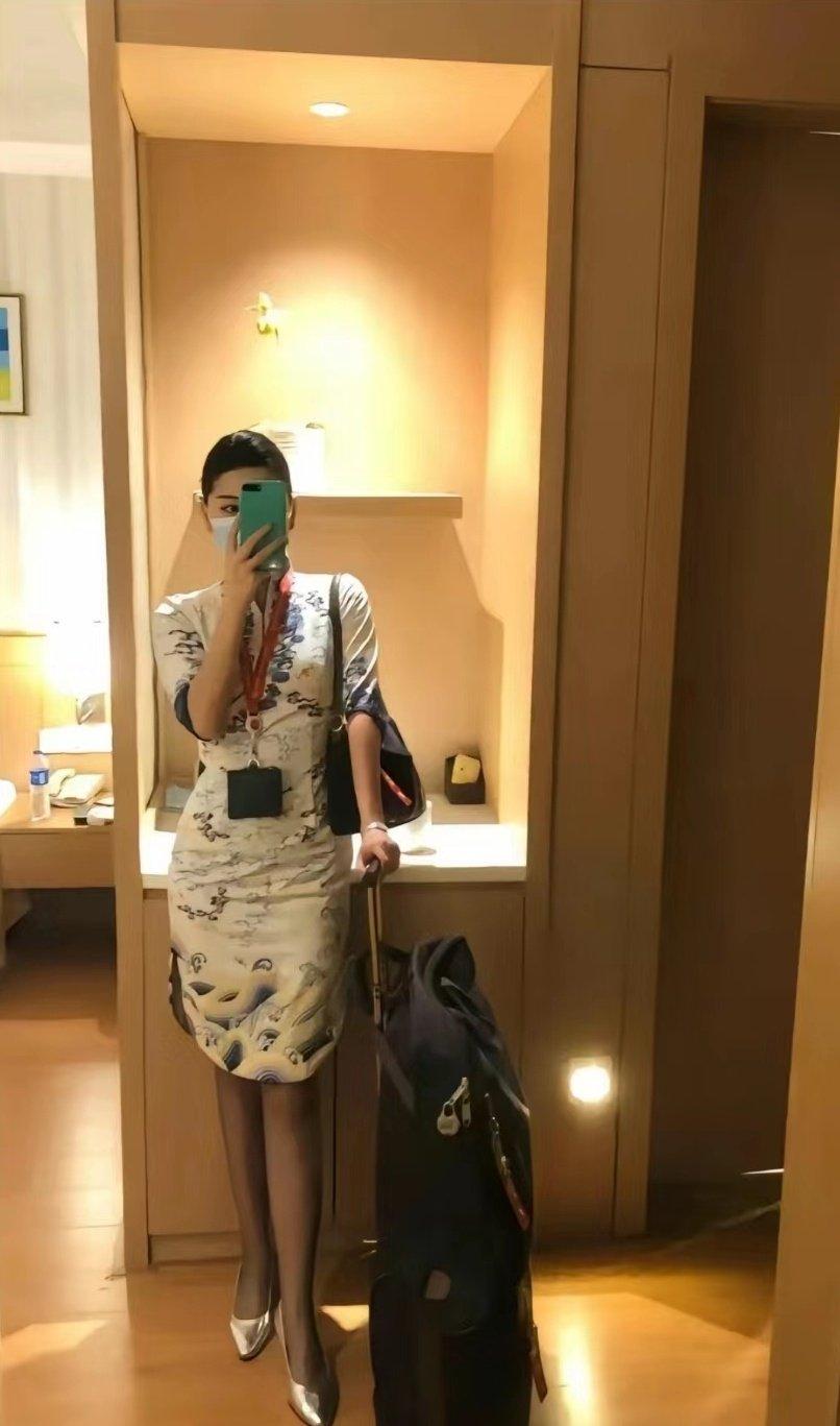 其实感觉空姐的工作也很累人，
国内航段的空姐一般一次飞行任务需要执飞四段航程，那