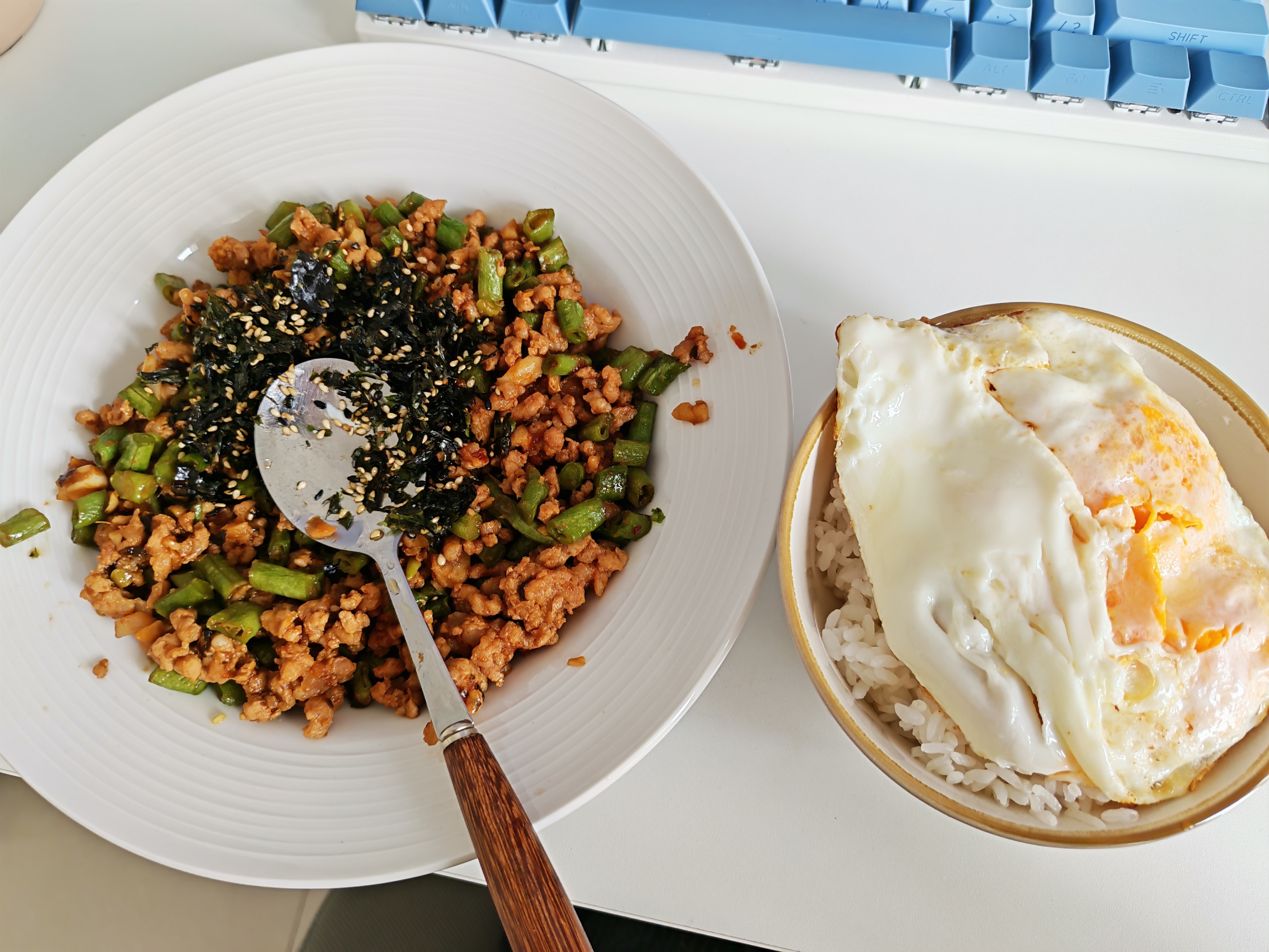 豆角肉末但使用泰式打抛饭风味调料版。从电磁炉改用燃气灶还有点不习惯（用明火煎蛋我