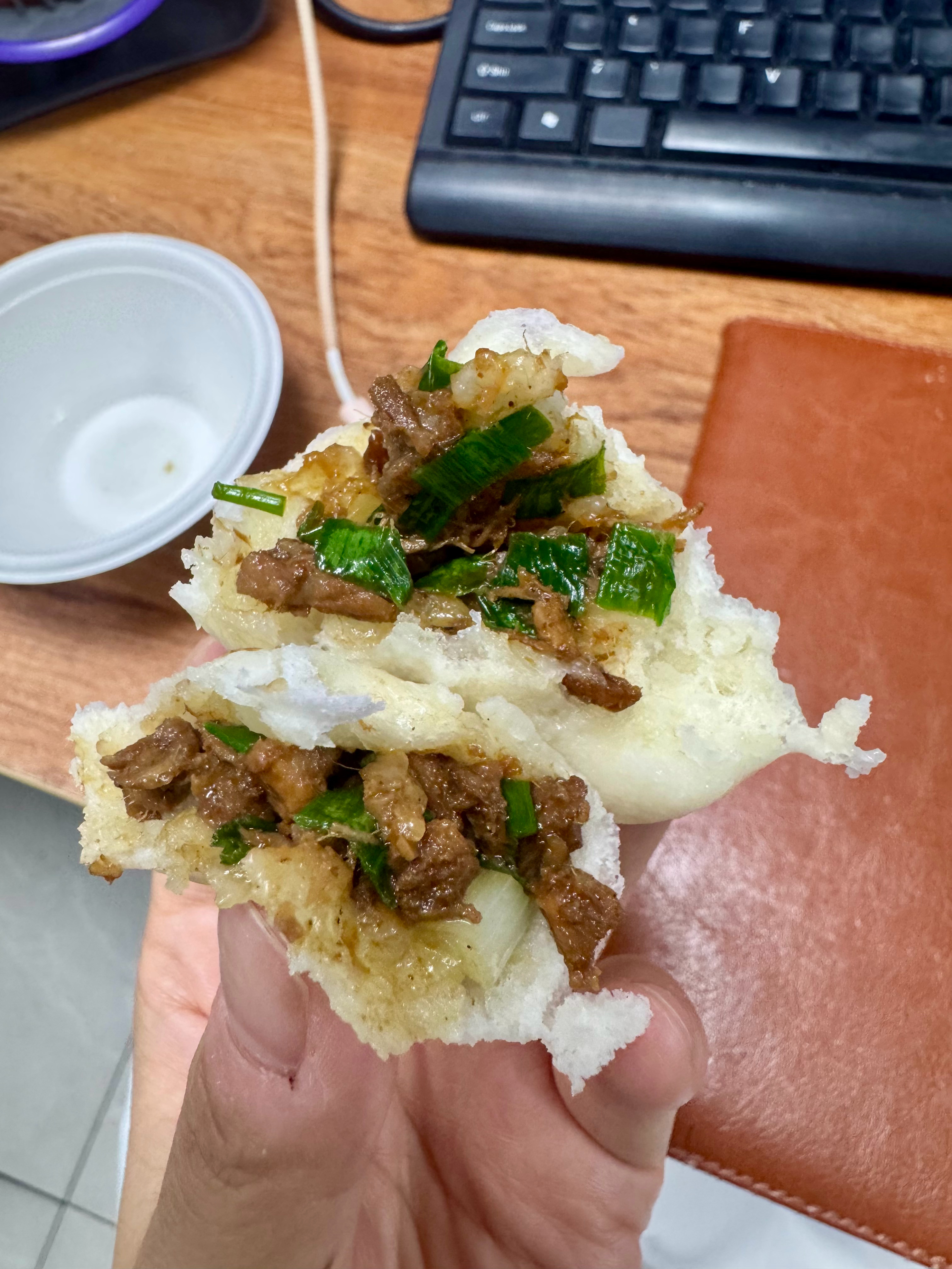 就说这小笼包诱人不，喜欢瘦肉多多的，每次吃外边的小笼包都必须一口闷，不去看 不去