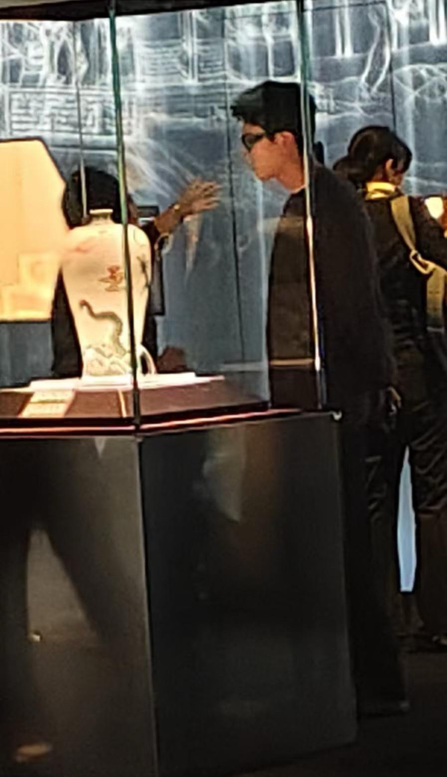 #上海偶遇白敬亭看展##网友上海偶遇白敬亭看展#羡慕偶遇的网友！小白生图都这么帅
