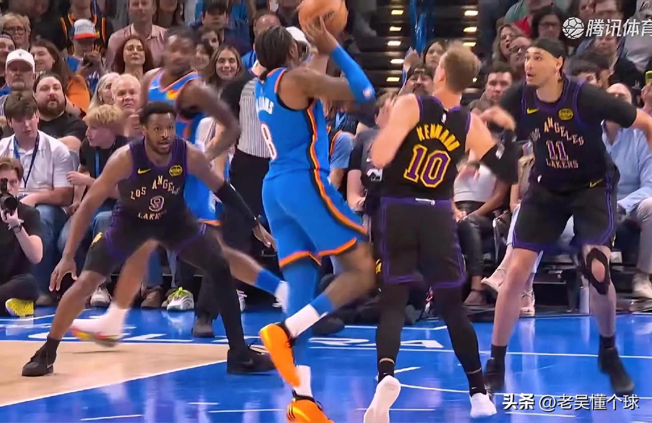 雷迪克这是要放弃比赛了吗，布朗尼都上场了。

湖人被锤爆了，比赛弹幕里都在呼喊雷