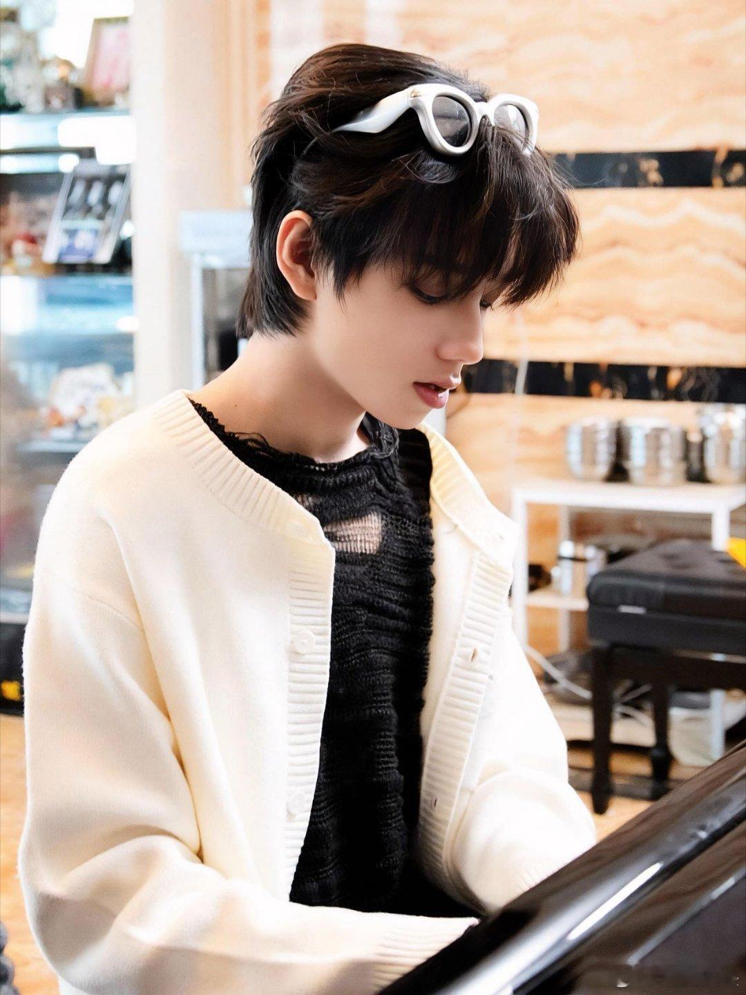 王橹杰 羚羊王子王橹杰被赞“羚羊王子”！黑皮野性、浓郁眉眼与优越骨相，兼具独一份