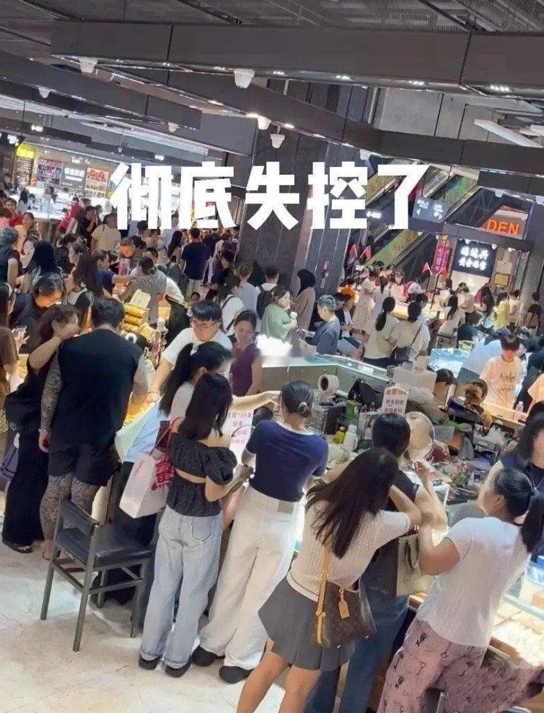 金价狂泻30%今天路过金店，才发现人山人海的，一问金价才发现，原来今天金价已经跌