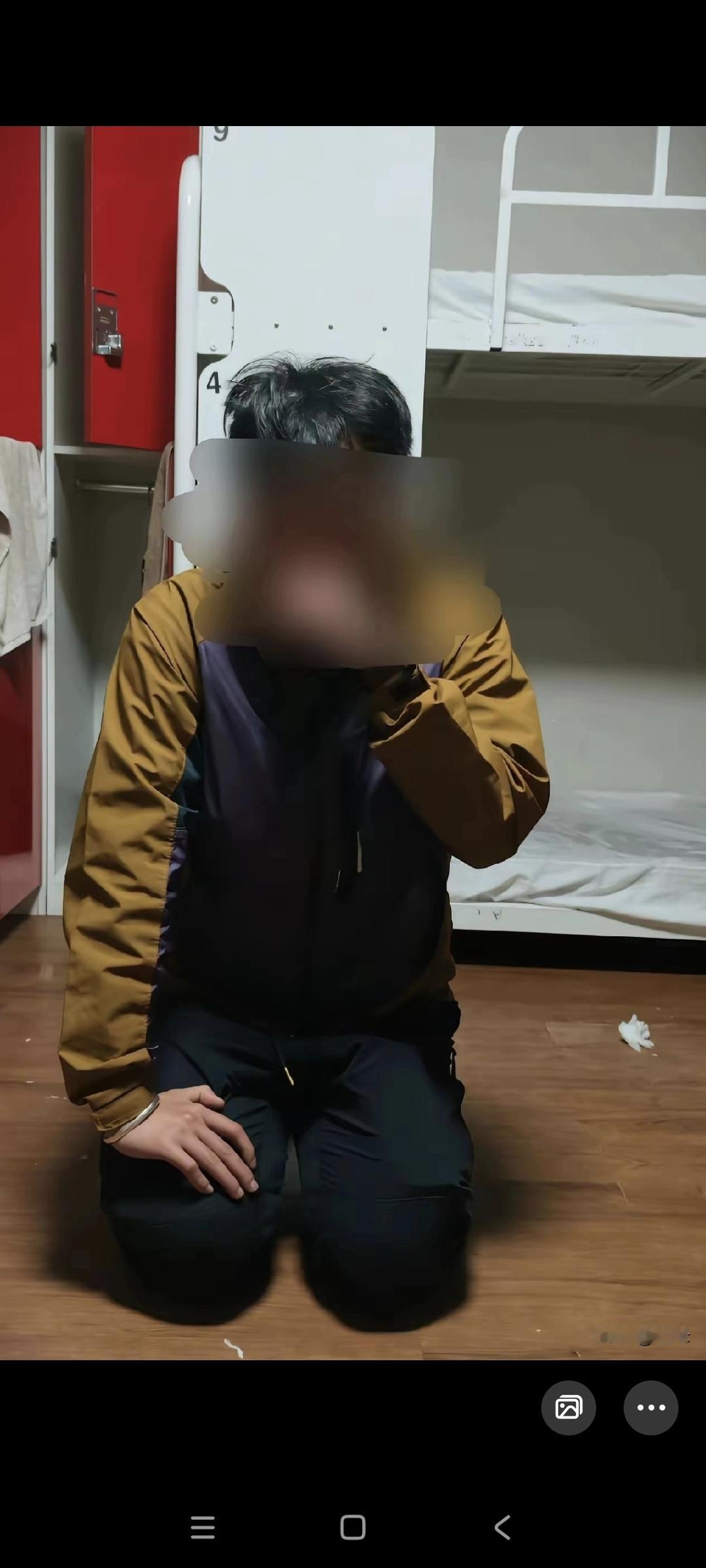 22岁中国女孩睡得正香，一个日本男子裸露着下体对着女孩做猥亵行为，女孩被惊醒，她