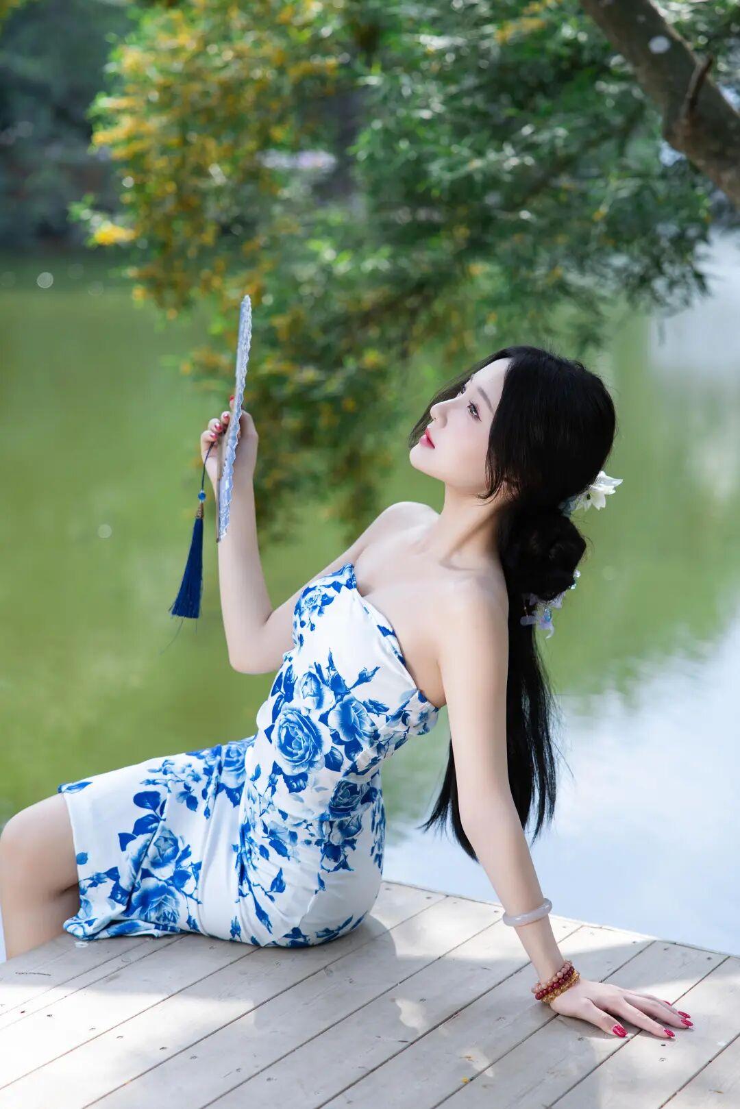 青花瓷新中式温婉美人🪁
她有着一头柔顺乌黑的长发，点缀素雅白花发饰，眉眼温婉精