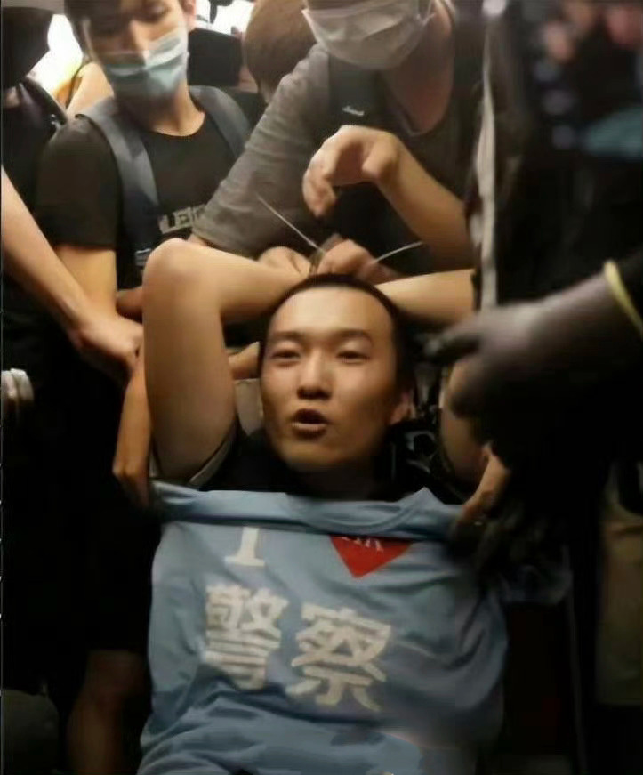 “你们可以打我了！” 2019年8月14日，在中国香港机场被香港曱甴绑架、殴打的