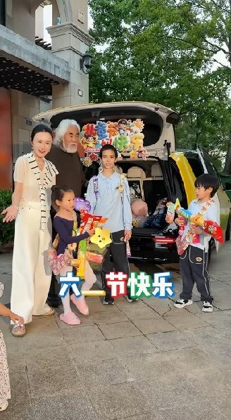 张纪中陪四个孩子过六一儿童节！一家六口人其乐融融，幸福在这一刻具象化了。
73岁