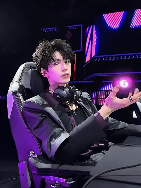 张凌赫电竞首秀火了！梦中都在“颗秒”，这状态太真实
 
2月8日广州的电竞赛场，