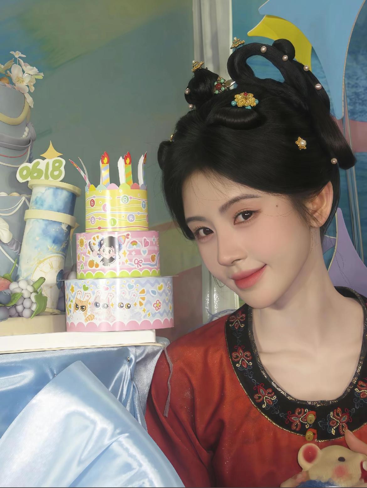 鞠婧祎脸快比粽子小了此女的脸都权威还在上升，这几张美照里最小的就是此女的脸。小小