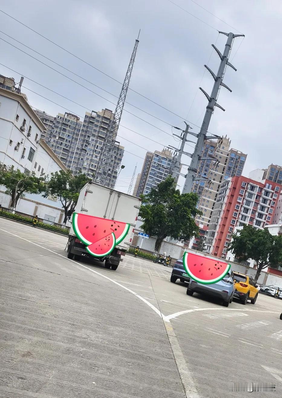 现在人们的生活水平提高了，大街上到处都是小车，路上的免费停车位已经满足不了需求了