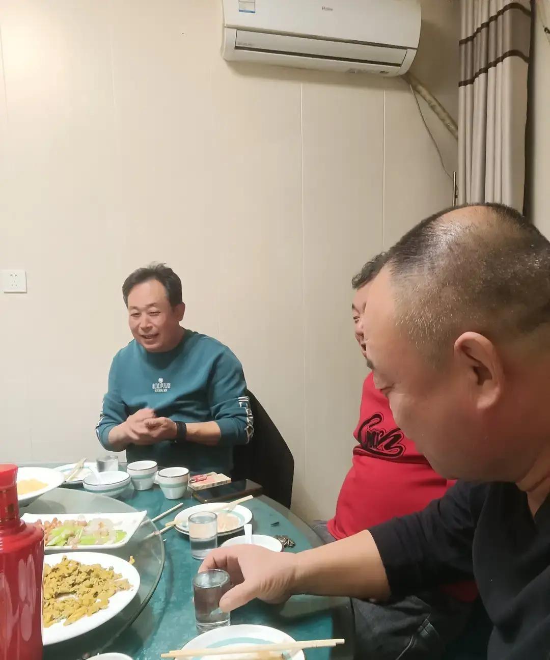 昨晚参加了一场同学聚会，饭桌上还是那些熟悉的脸，可散场以后，心里却没多少热闹劲儿