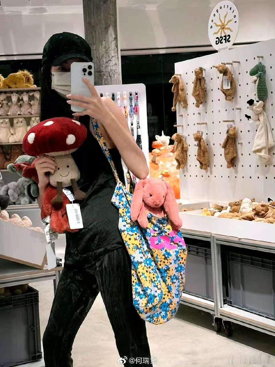 何瑞贤冷脸女王变甜豆 何瑞贤在《挚爱游戏》中的冷脸女王形象让人印象深刻，但一转身