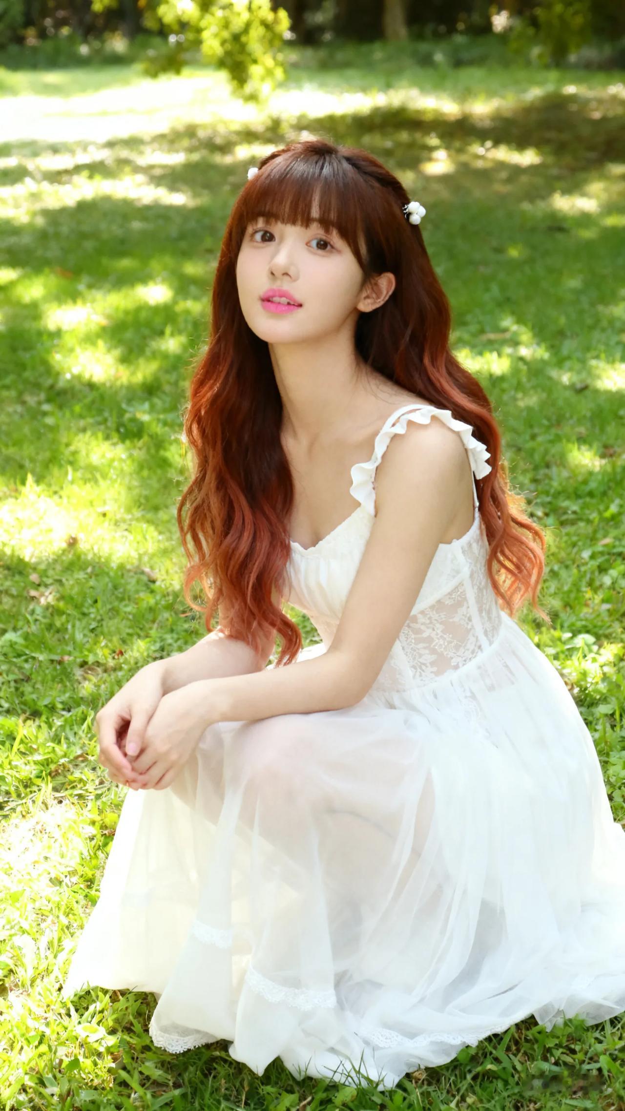 夏日清新少女，绿意盎然中绽放自然之美。