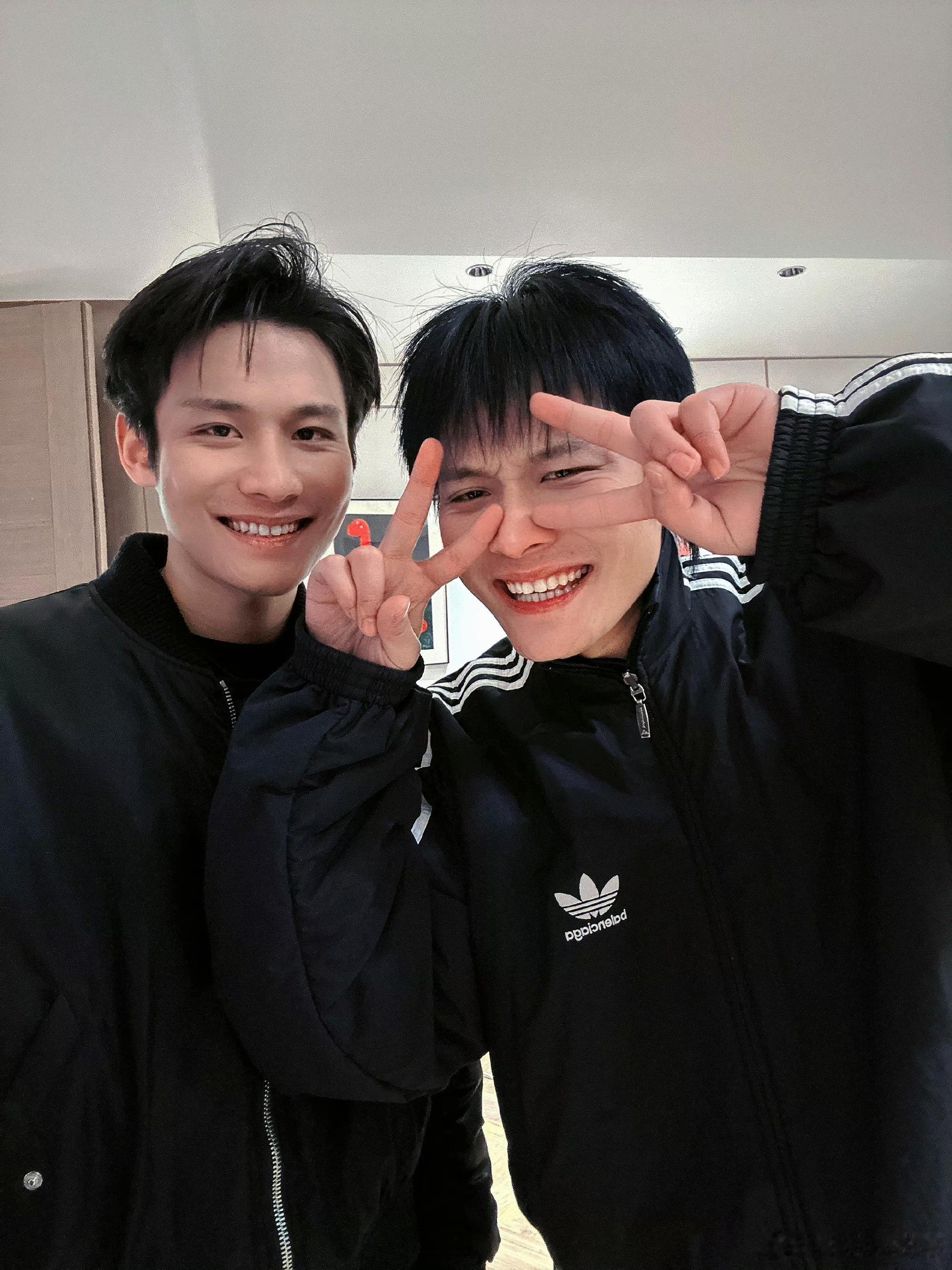 #辛巴 小杨哥# 俩人因为什么撕起来的？[淡淡的] ​​​
