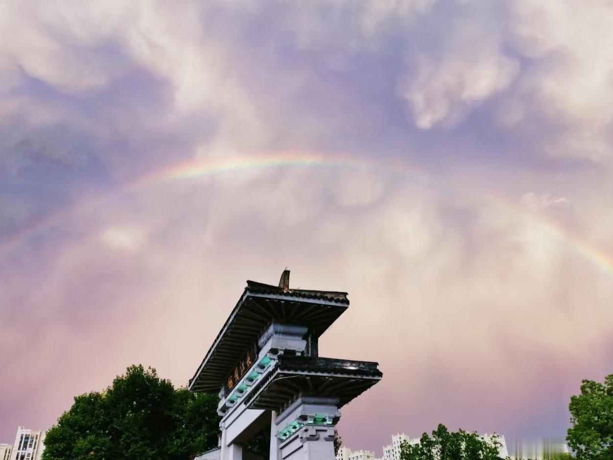 彩虹把云朵裁成糖纸，红房与绿树浸在柔光里，连风都带着，被甜化的夏意。
🌳 树影