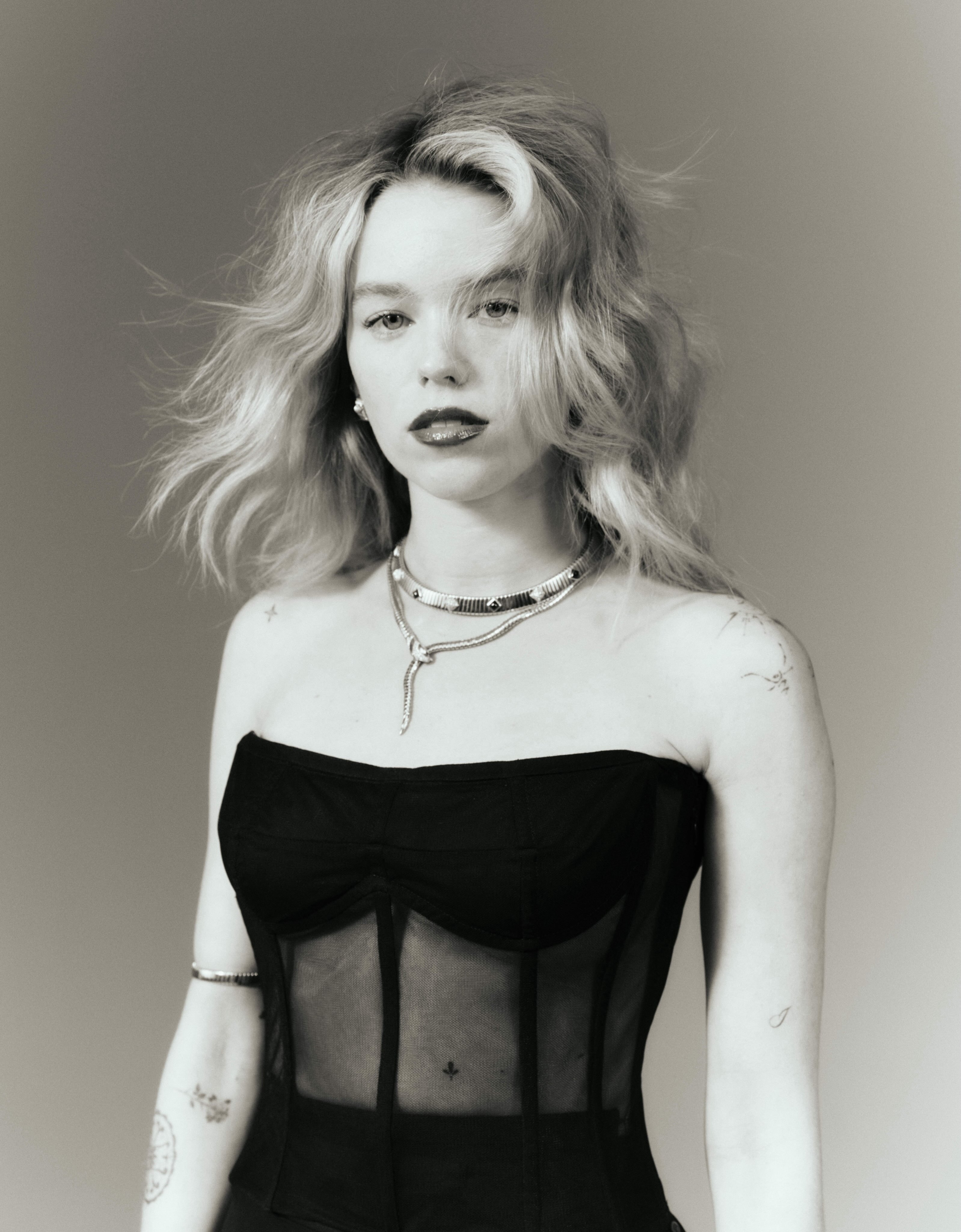 《超级少女》米莉·阿尔柯克《Flaunt》杂志新写真 