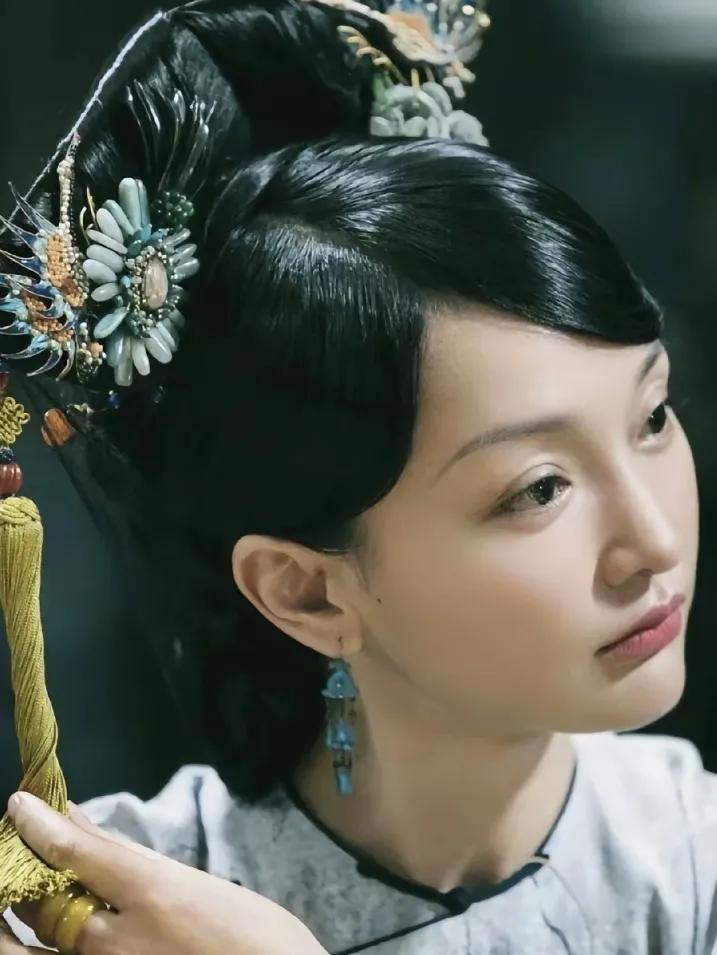 黑也是视后，周迅打败杨紫等人再次拿下白玉兰最佳女主。
因《如懿传》的吐槽，周迅在