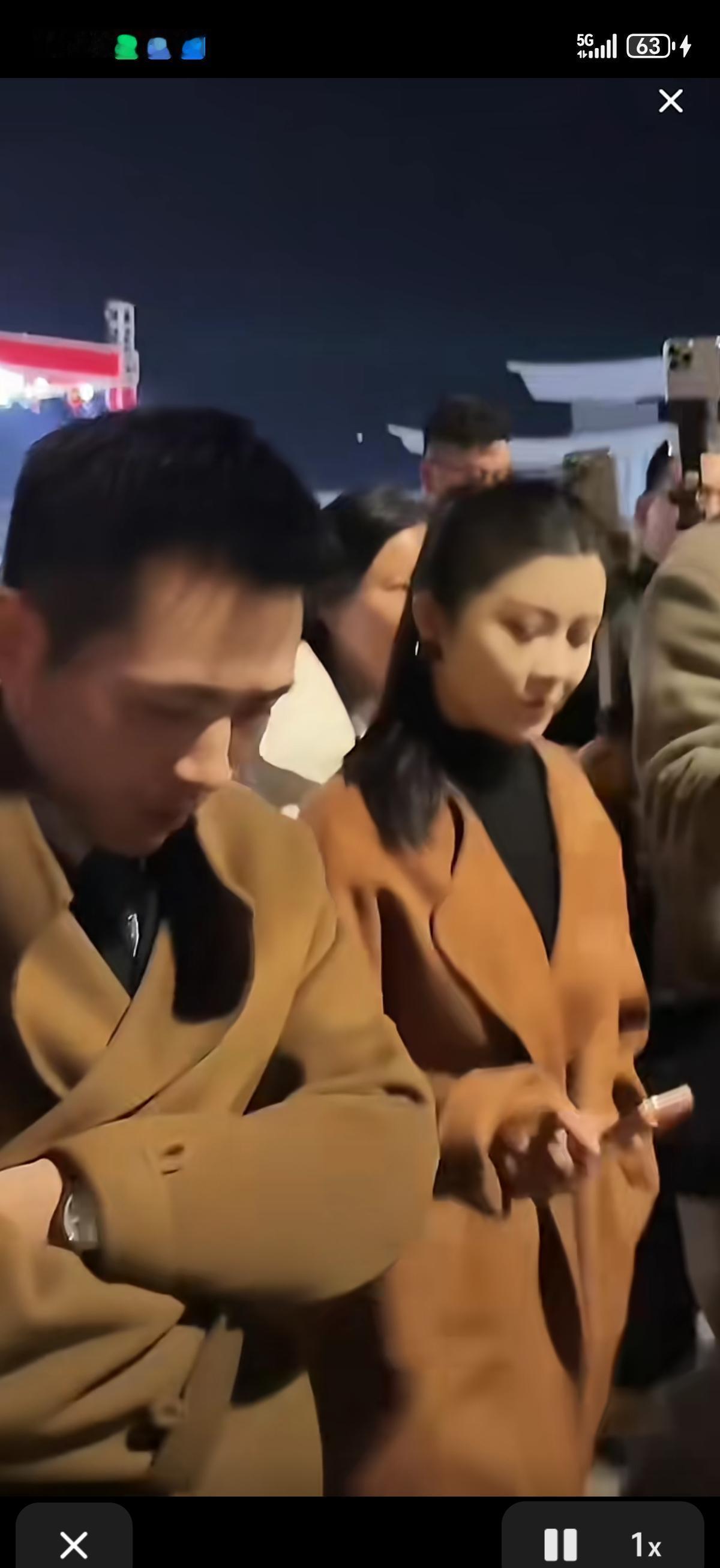 那天直播间，索图的脸唰地就黑了。
就因为满仓没按他预想的台词接话，一股肉眼可见的