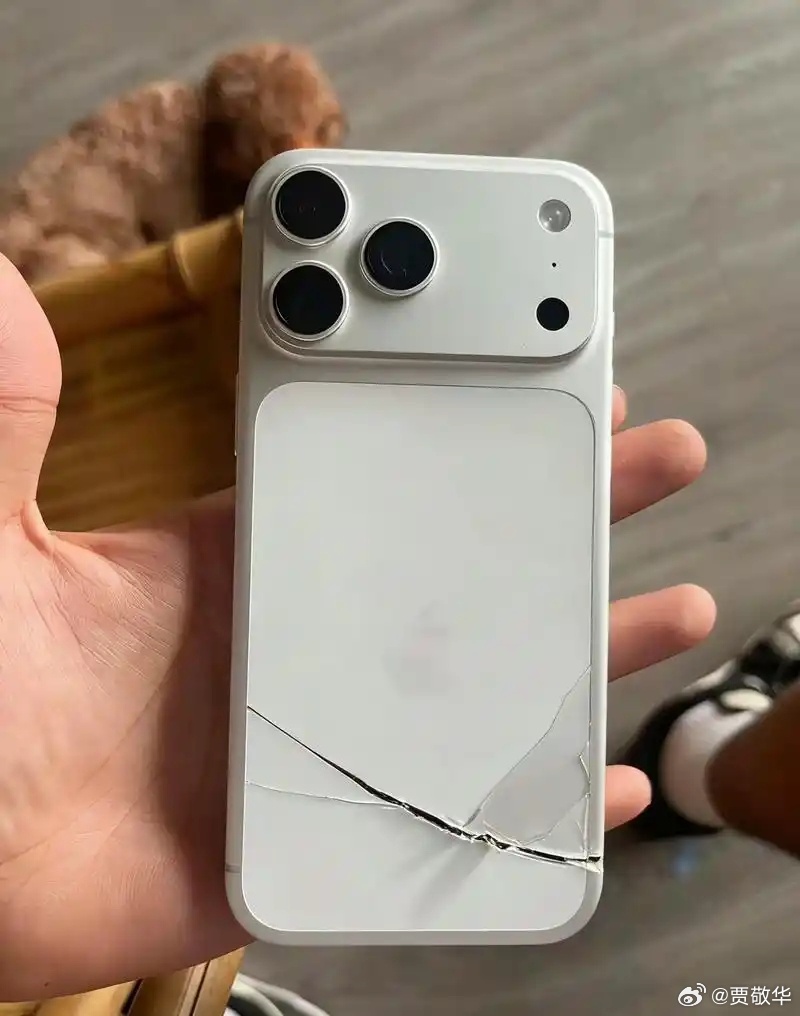 高手出自民间啊，iPhone17 Pro的边框虽然没有上一代硬，但碎成这样也是人