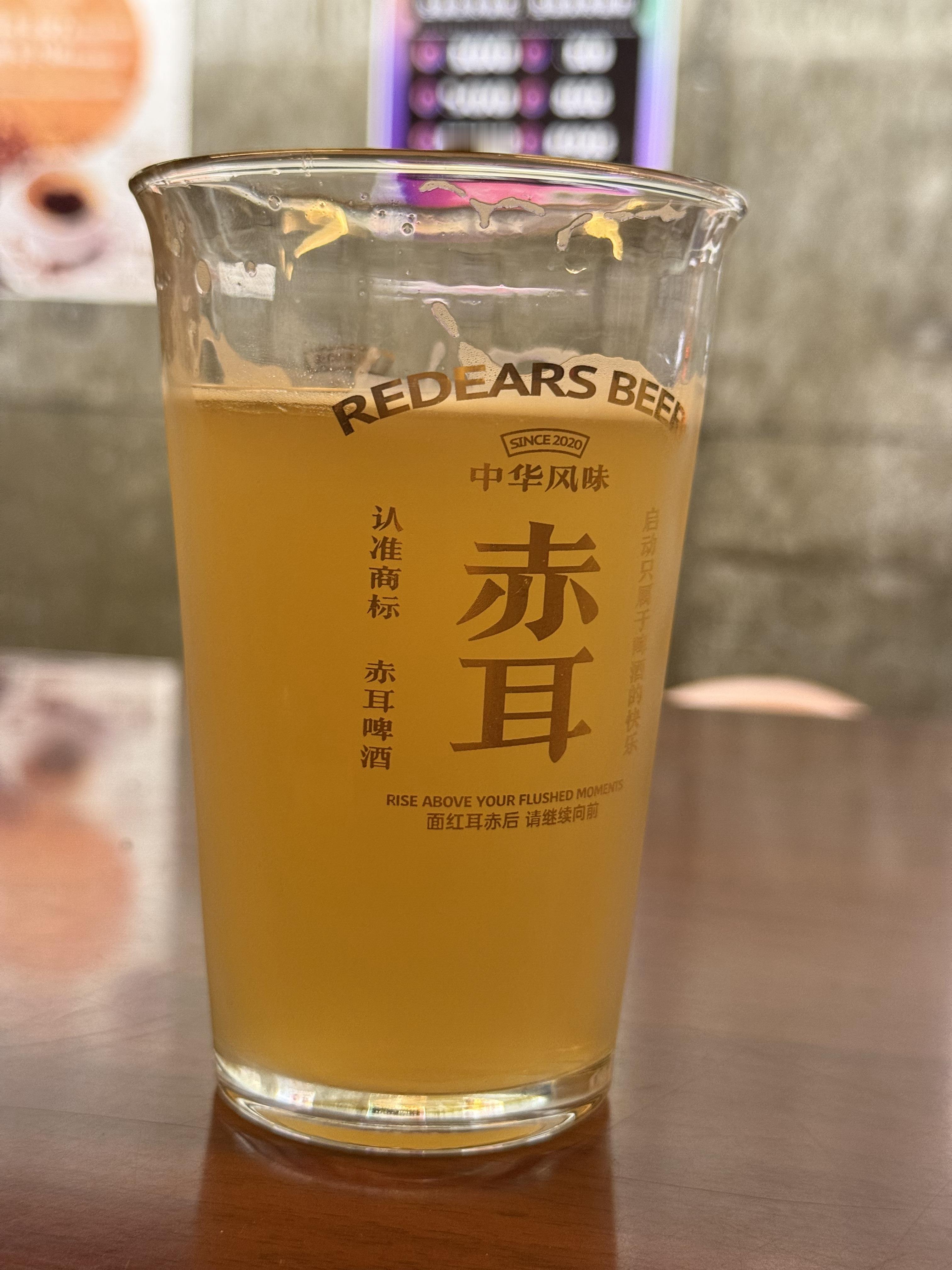 喝点精酿啤酒。酒吧现在就我一个人，我是不是可以喊一声，今天全场消费，曹公子买单[