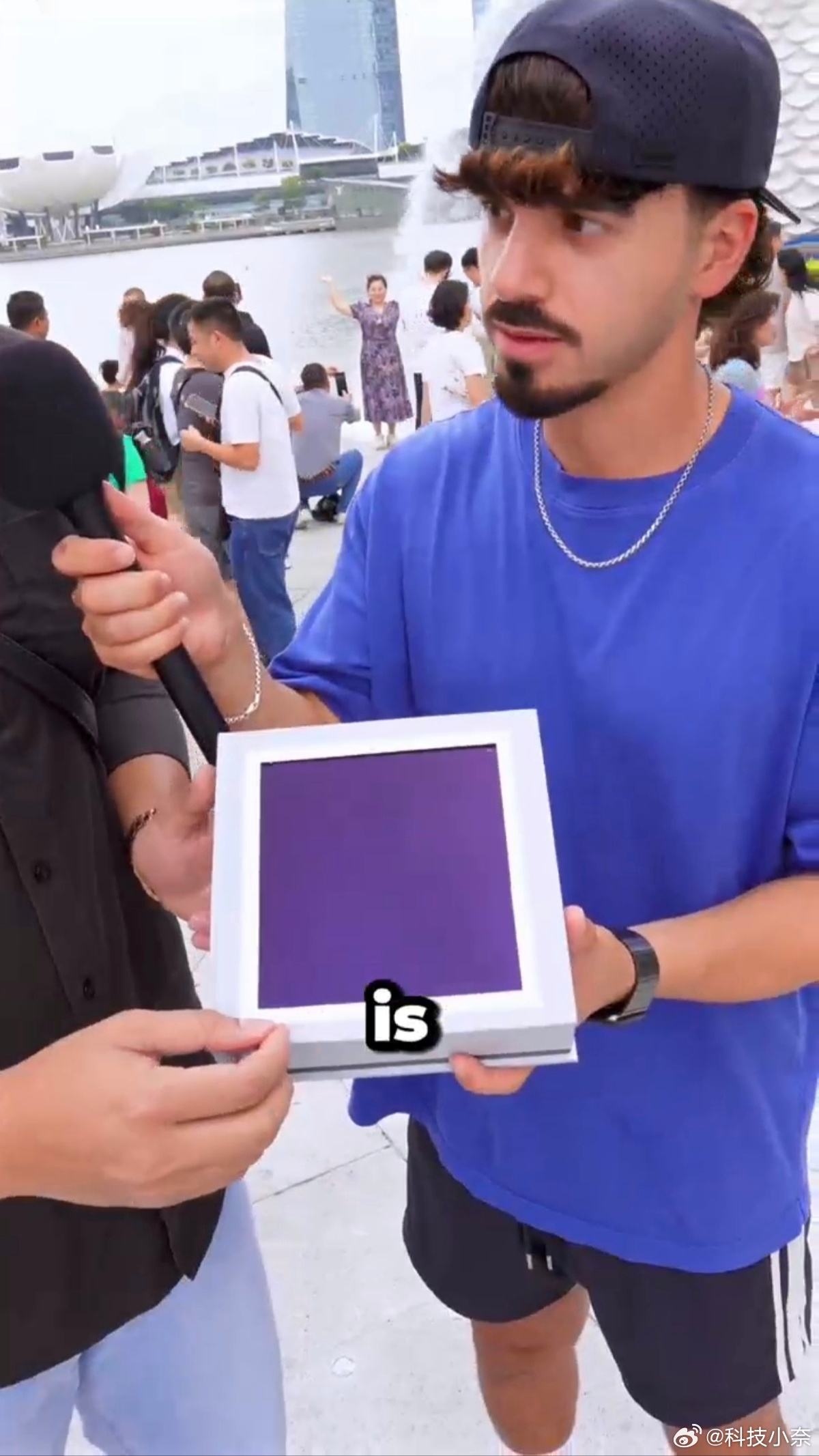 看的出来这次绿厂是真的把折痕给“干掉”了，看了MWC期间博主在街头找路人做的暴力