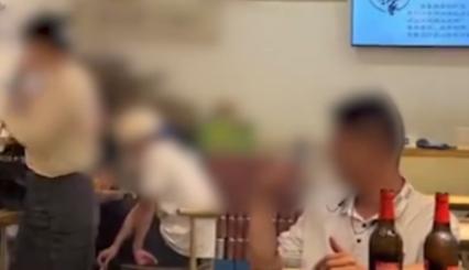 重庆，女子在餐馆吃饭时，发现对面一男孩一直用手机偷拍自己，她气得上面索要对方手机