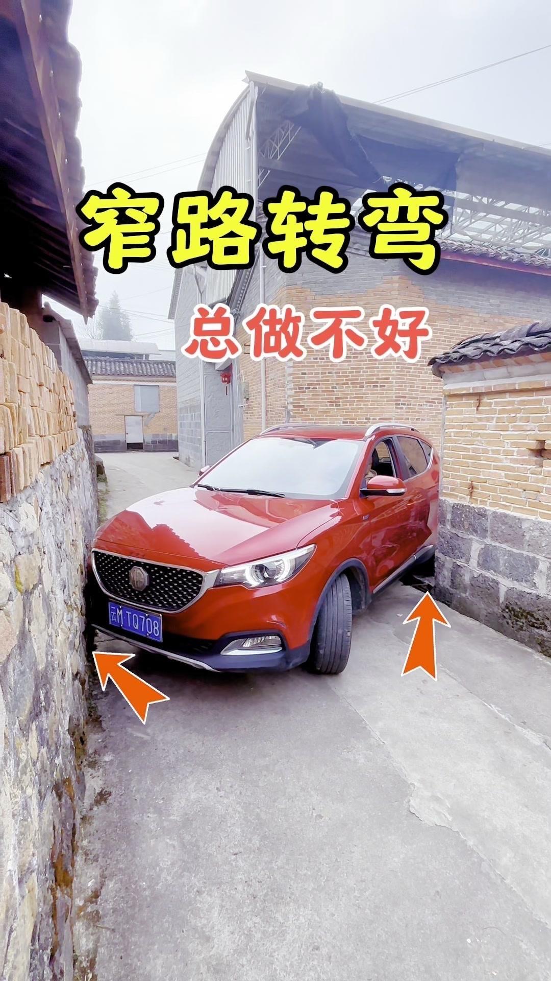 1️⃣卡住方向：哪边卡住就往哪边打满方向盘，挂倒挡后退，直到后视镜离障碍物安全距