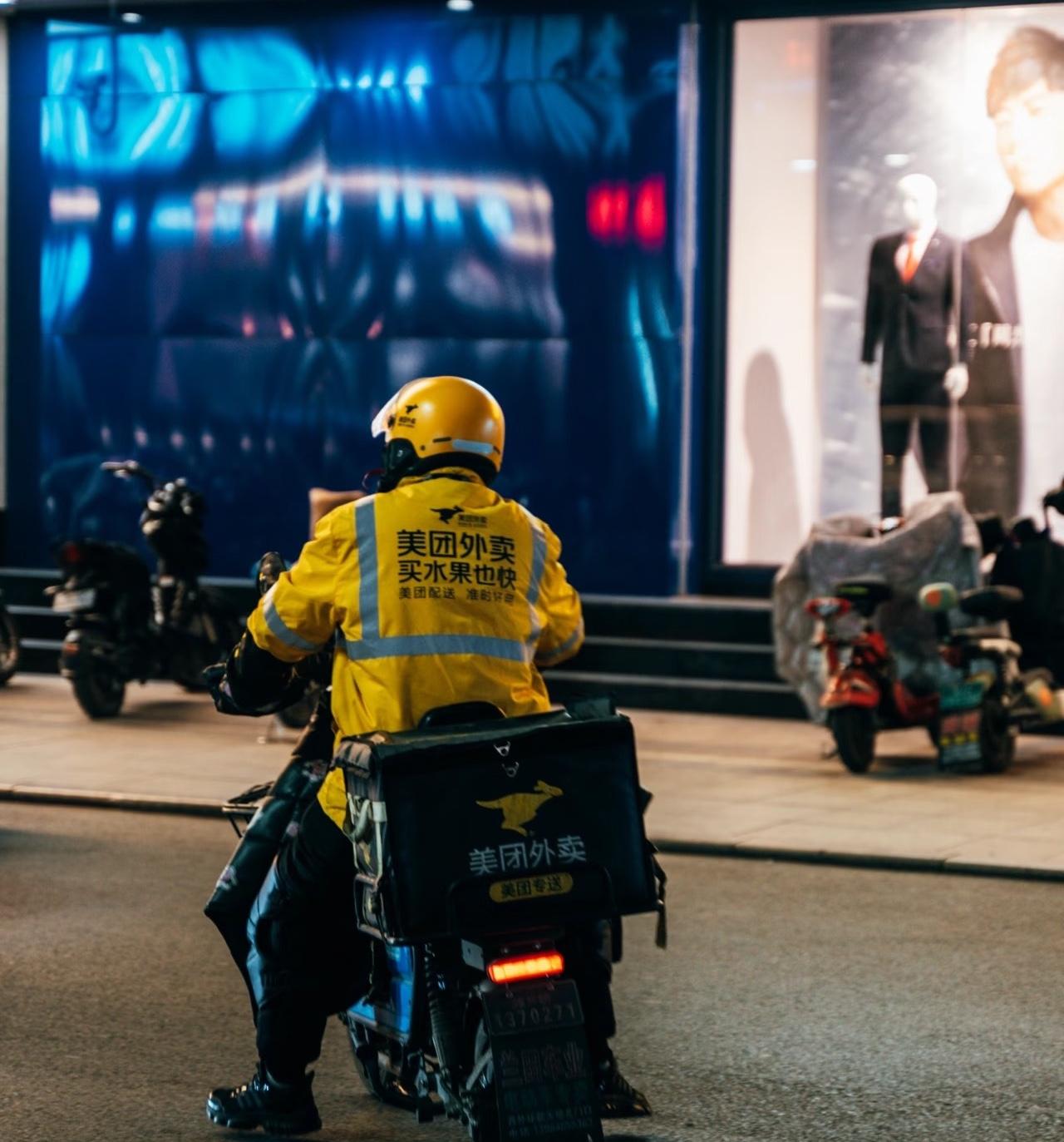 外卖超时了你会给差评吗不是故意造成超时当然不会了，外卖员也是要赚钱养家的呢。你可