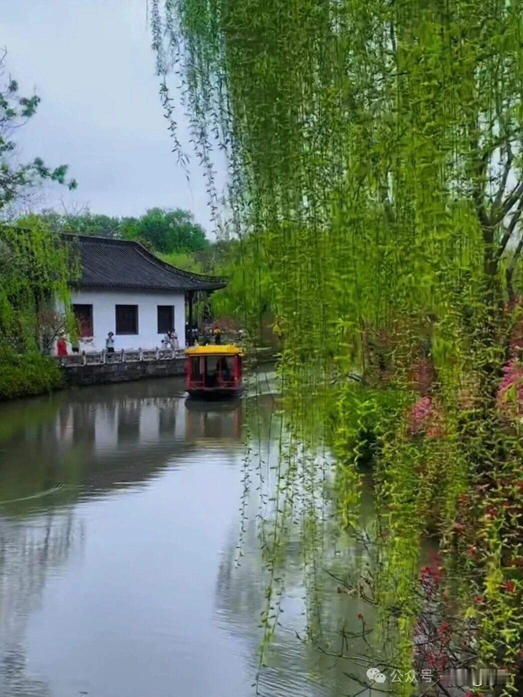 上联:闲庭哓看桃花雨
下联:静院暮听杨柳风
横批:岁月静好