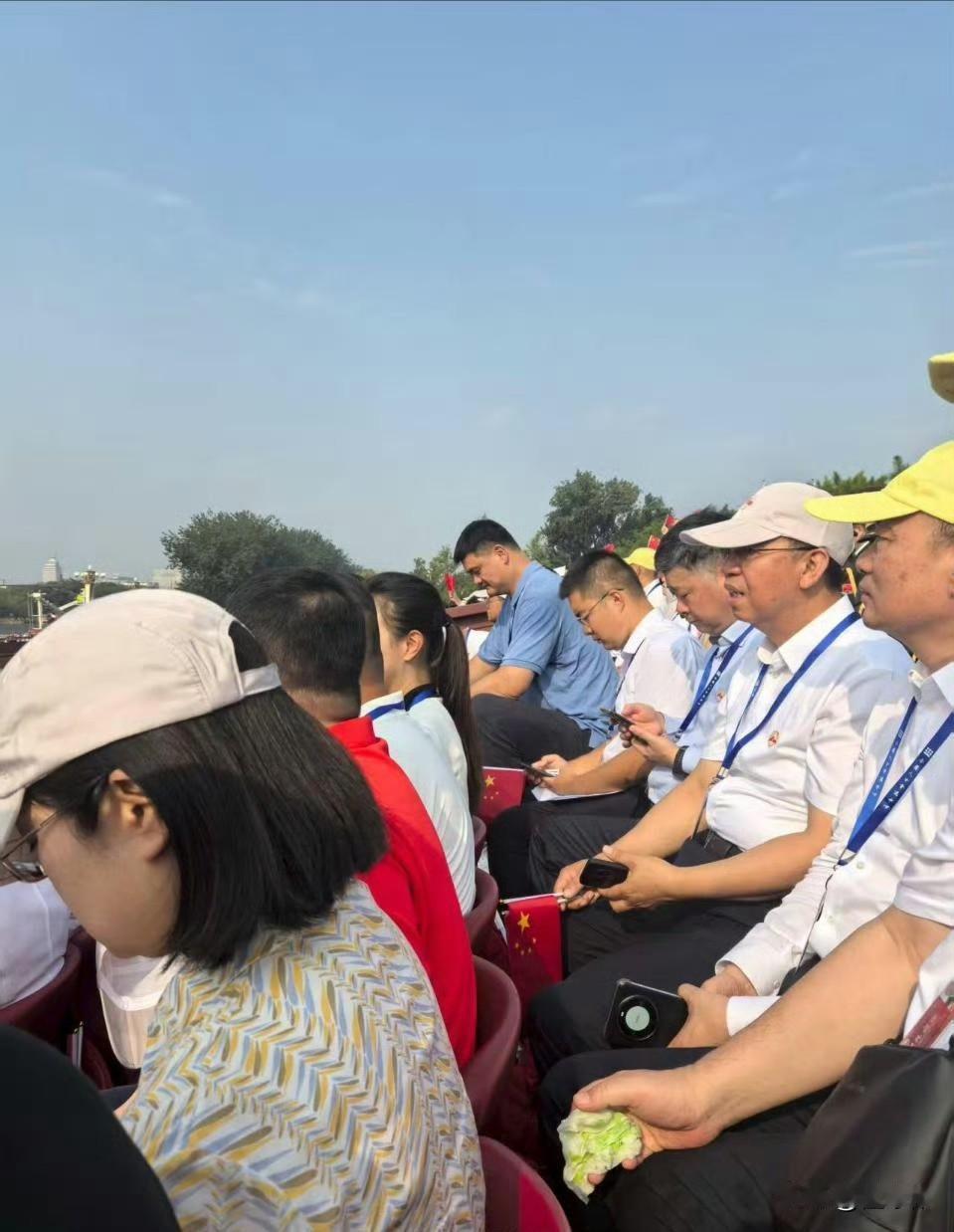 大姚这身高，果然到哪里都是非常瞩目的存在，一眼就能看到他！

卸任之后，现在的姚