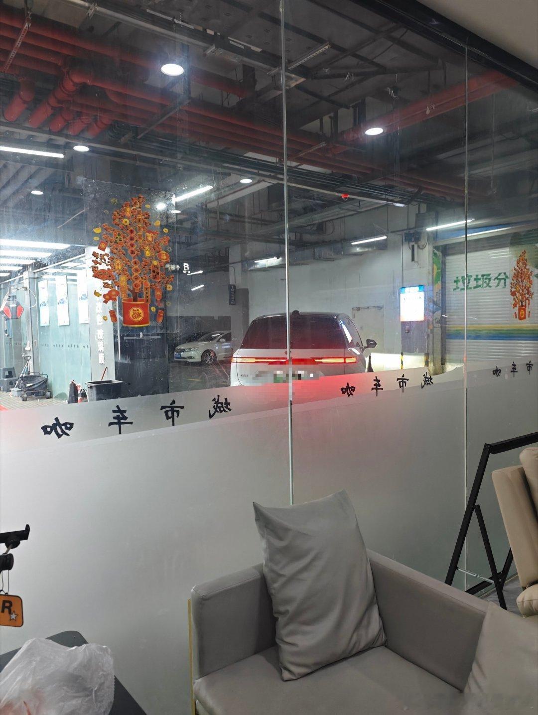 这就是十万台的魔力吗？我来非市区的吾悦广场买个茶颜悦色商场里停车位今天都没满而且