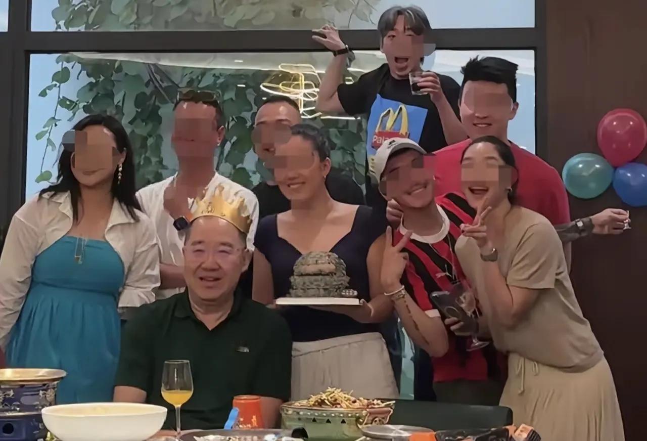 导演英达66岁庆生，众多圈内好友参加，只可惜亲儿子亲孙子未见
英达66岁生日宴，