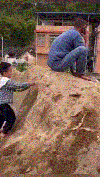 据我观察，有个小孩要挨打了[呲牙]