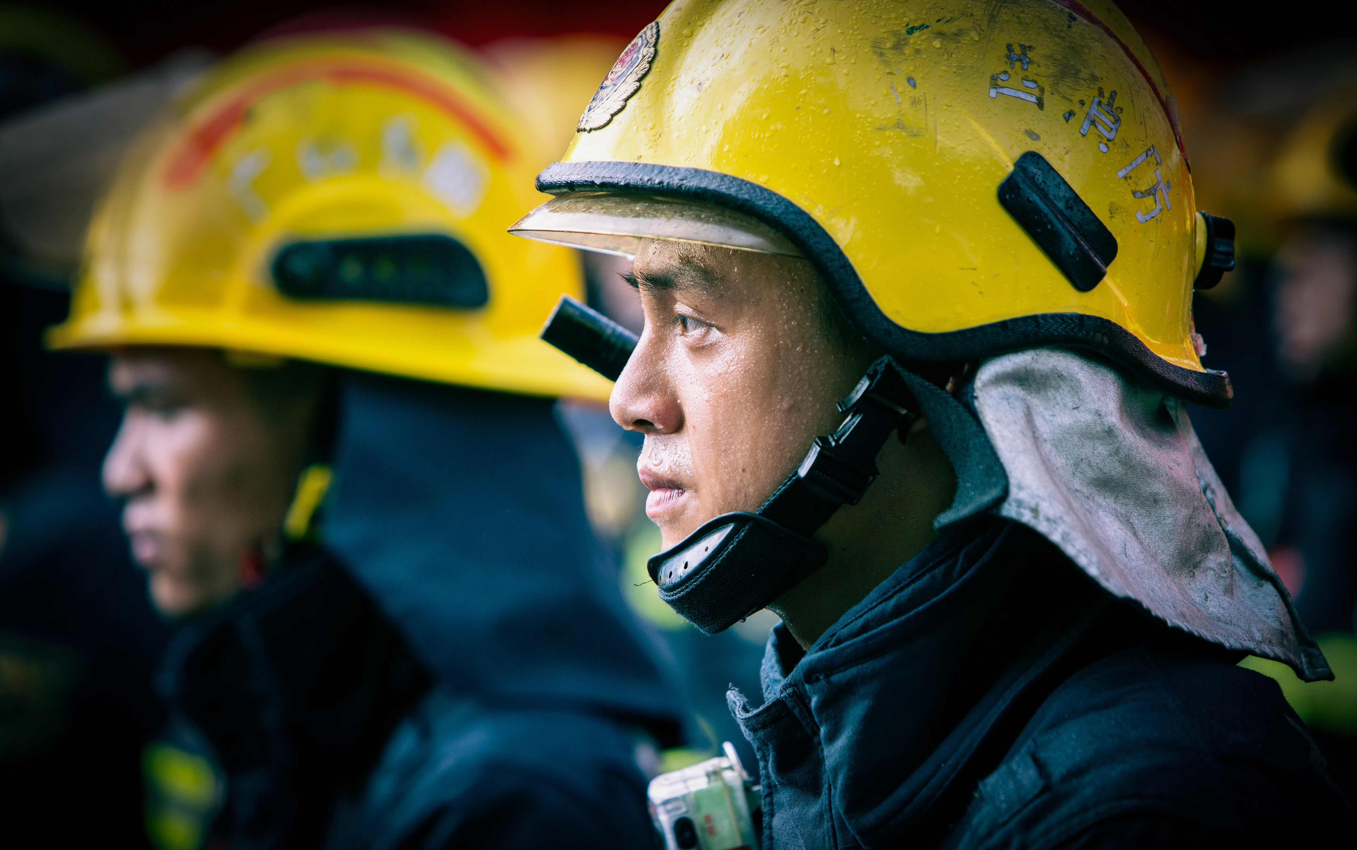 逆风而行，是因为肩上有责任；迎难而上，是因为心中有守护。他们也会疲惫，也会害怕，