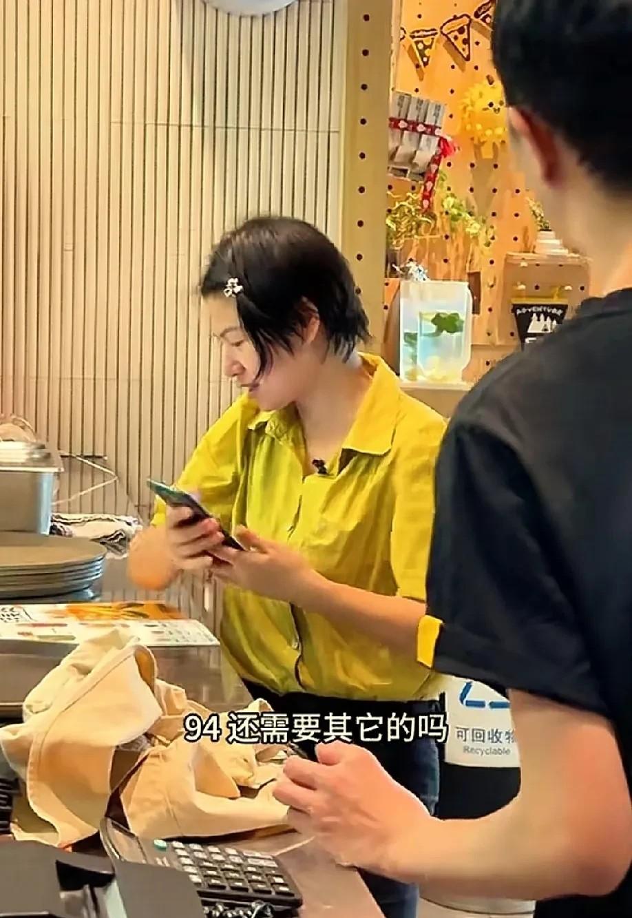 红姐还以为自己忘记带茶，就可以逃过了做手打柠檬茶。没想到金哥这一次不再惯着她了。