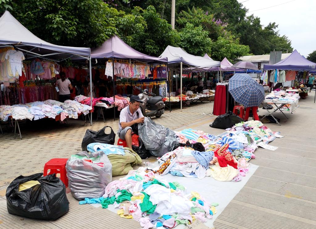 走投无路的时候,摆地摊丢人吗? 走投无路时，摆地摊一点都不丢人。真正丢人的是，面