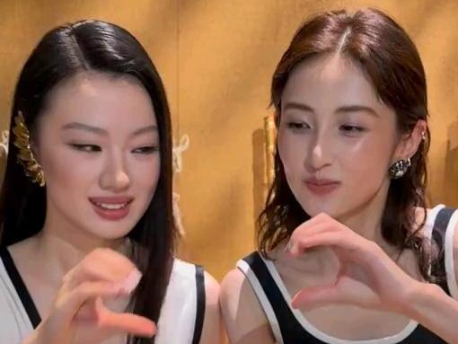 2026年7月7日，单依纯与张子枫在巴黎香奈儿2026秋冬高级定制服系列发布会现