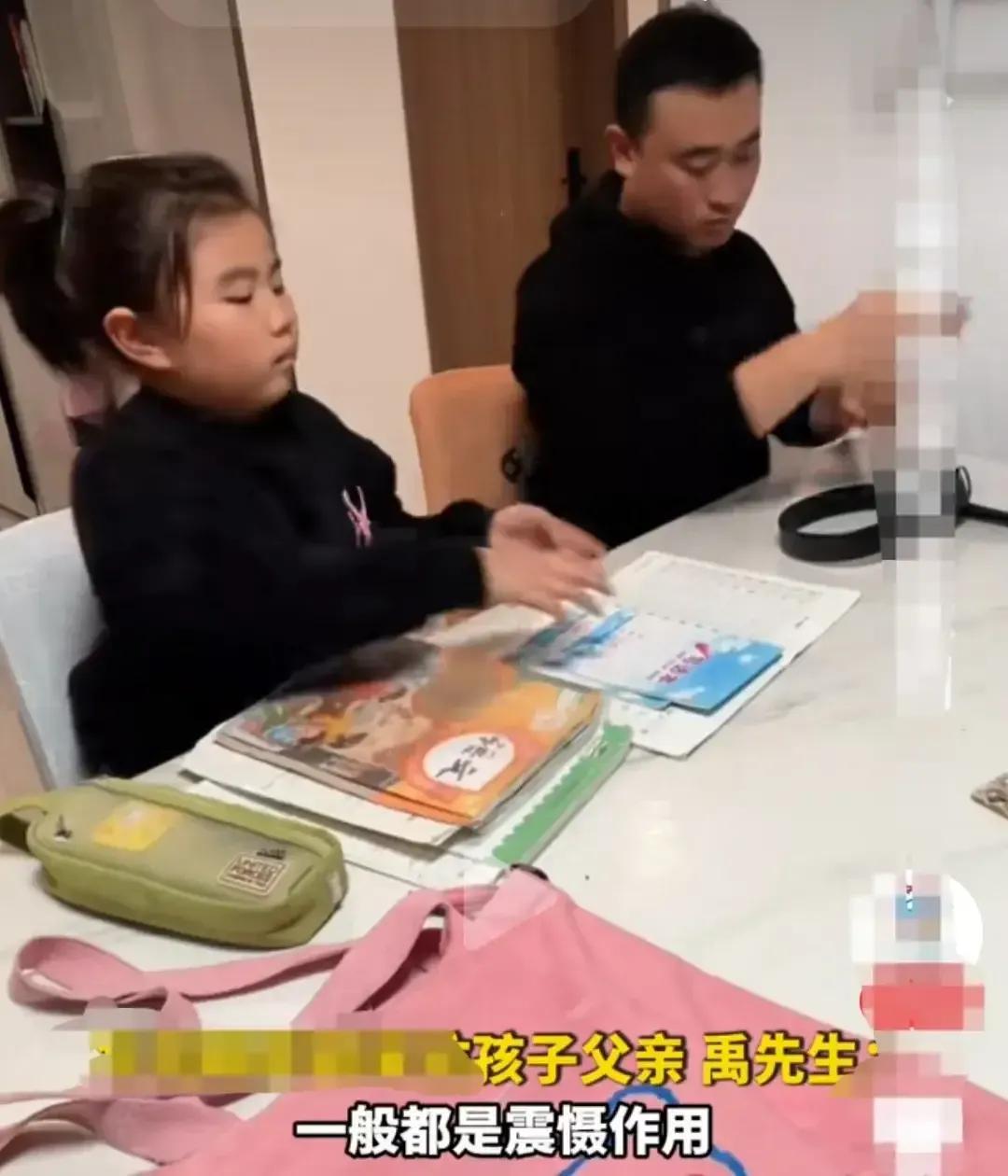 看着这辅导作业的老父亲，就好像看到我自己一样一样一样滴！家有一个七年级的初中生，