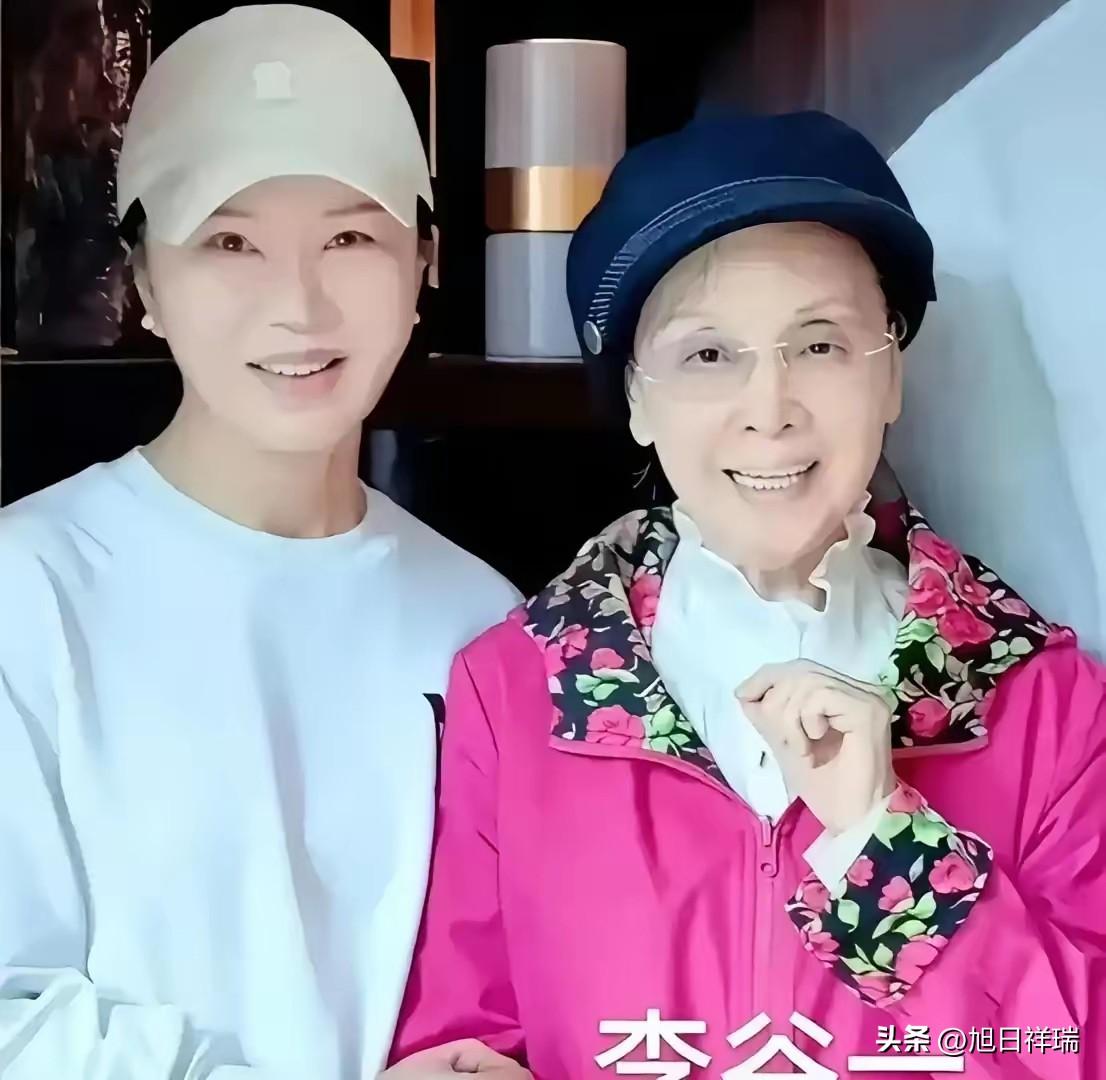歌唱家82岁李谷一，丈夫走了6年，49岁女儿没结婚，有人说：这是晚年的心病，我却