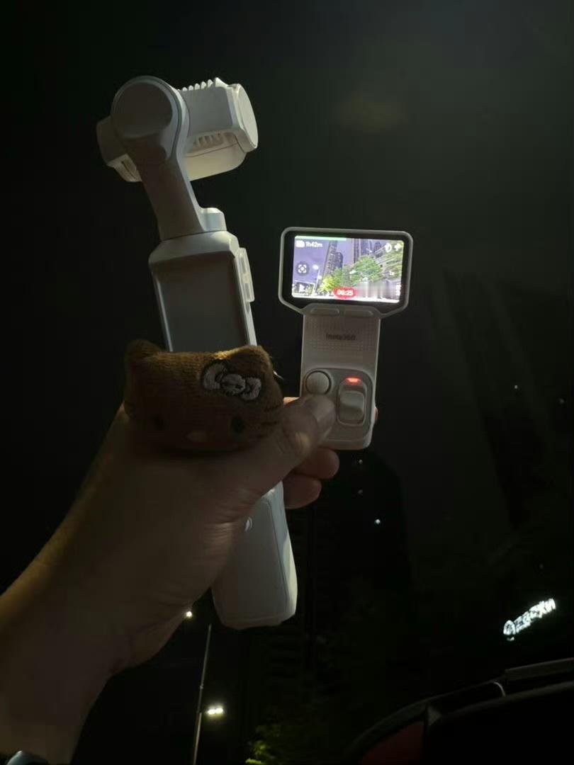 影石Luna Ultra目前所有物料都是横置双摄和横置屏幕，目前没看到任何收起的