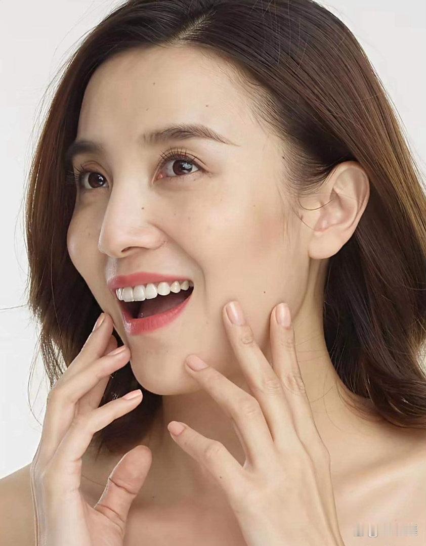 宋芝原生生图状态超能打，颜值明艳出众，氛围感直接拉满，松弛美貌瞬间直击心底，让人