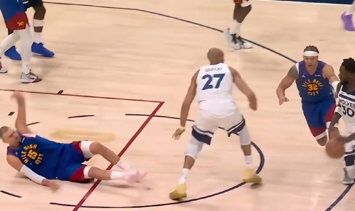 约基奇真的是当今联盟假摔第一人吗？今天nba季后赛，掘金在主场输给了森林狼。赛后