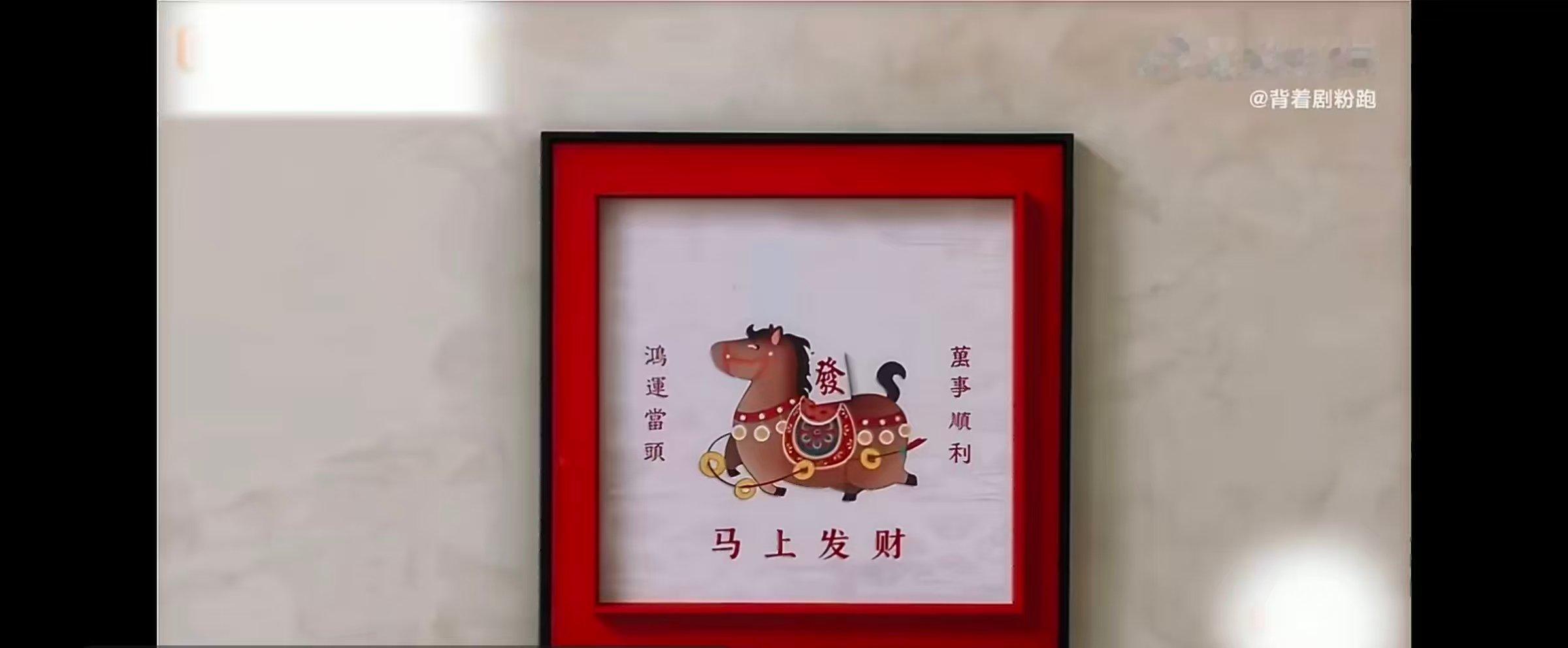 丁程鑫看到麻将桌笑成啥了宿舍休闲区摆放麻将桌，丁程鑫刚进门就笑开，热爱麻将藏都藏