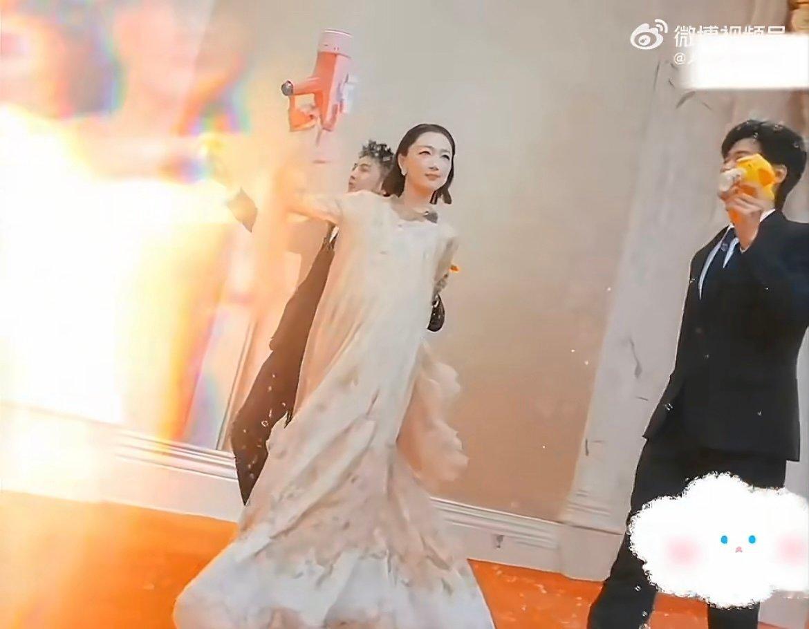 高叶 周冬雨三金到哪里都是三金 高叶的夸赞太有分量！一句三金到哪里都是三金，是对