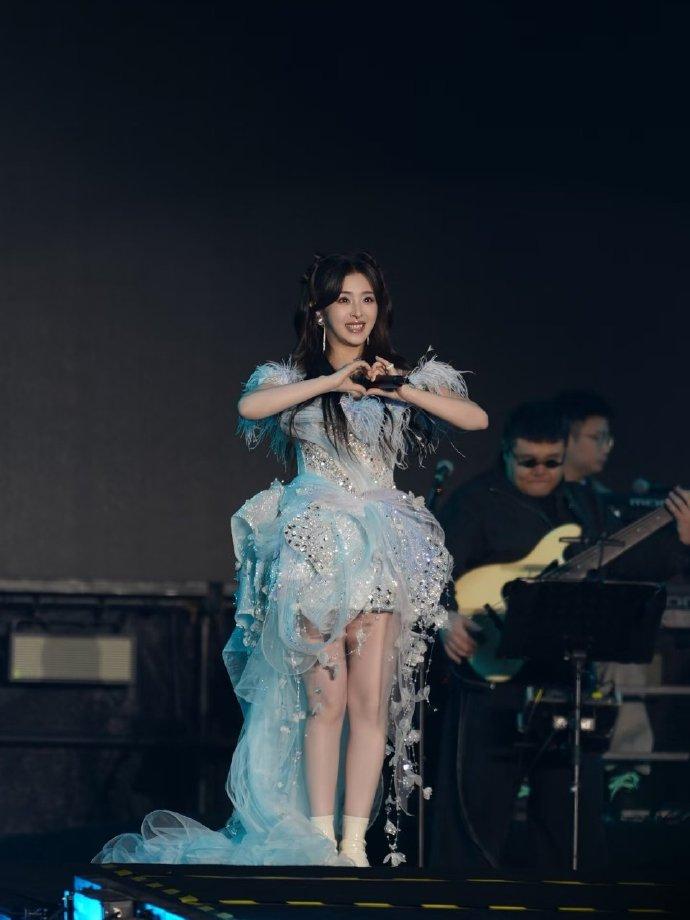 最近张含韵在南通献唱，她这次搭配的像个漂亮的公主，看上去好美。

张含韵穿了一件